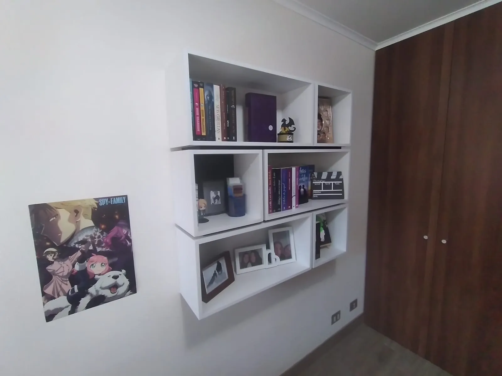 Biblioteca a medida de piso a techo