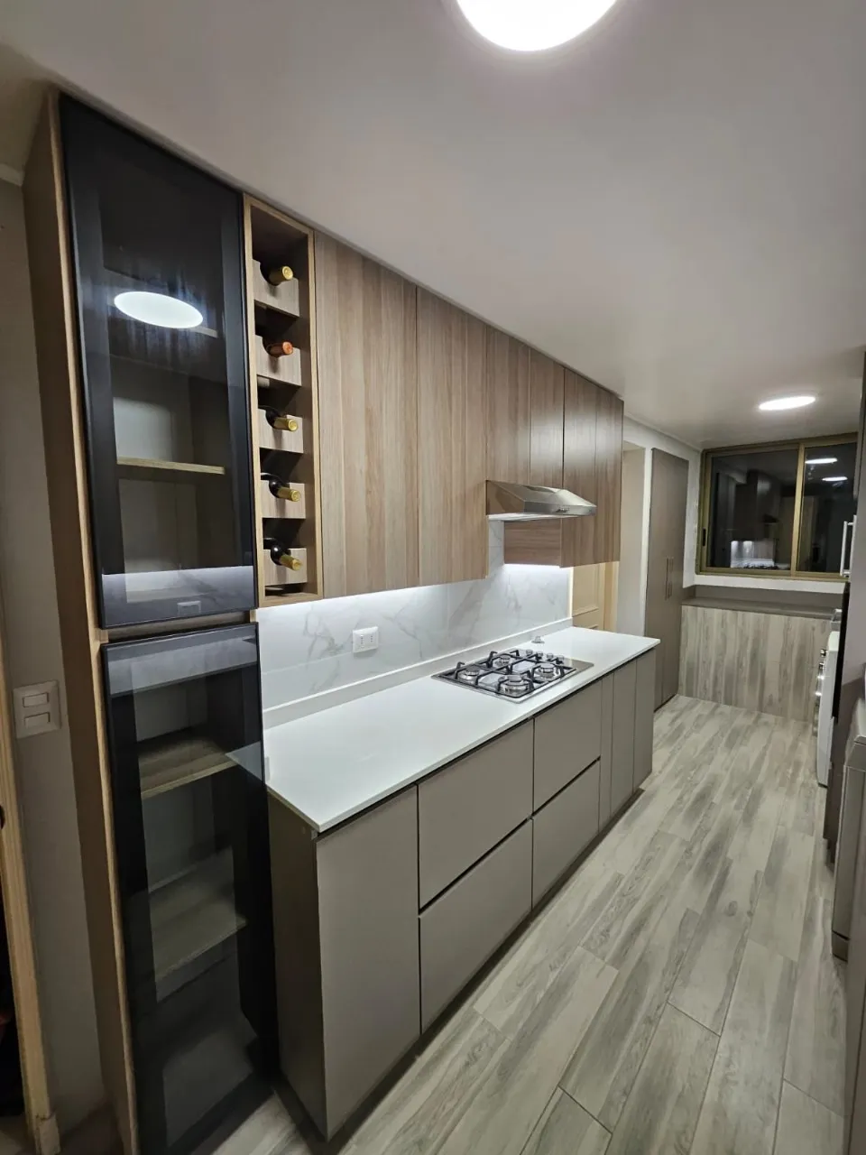 Cocina a medida con despensa integrada