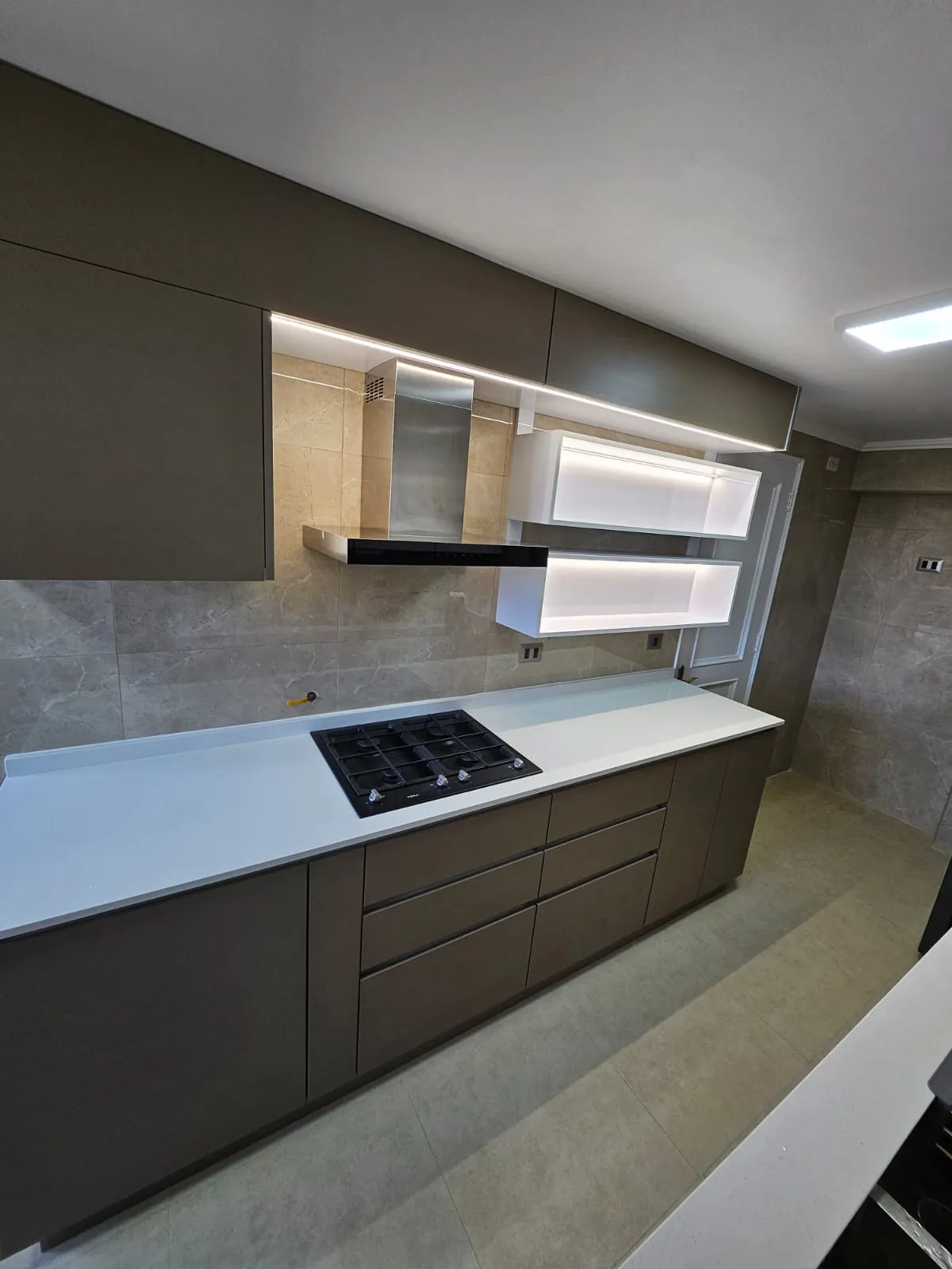 Cocina a medida en melamina con isla central