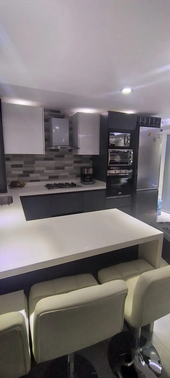 Cocina moderna con muebles sobre cubierta