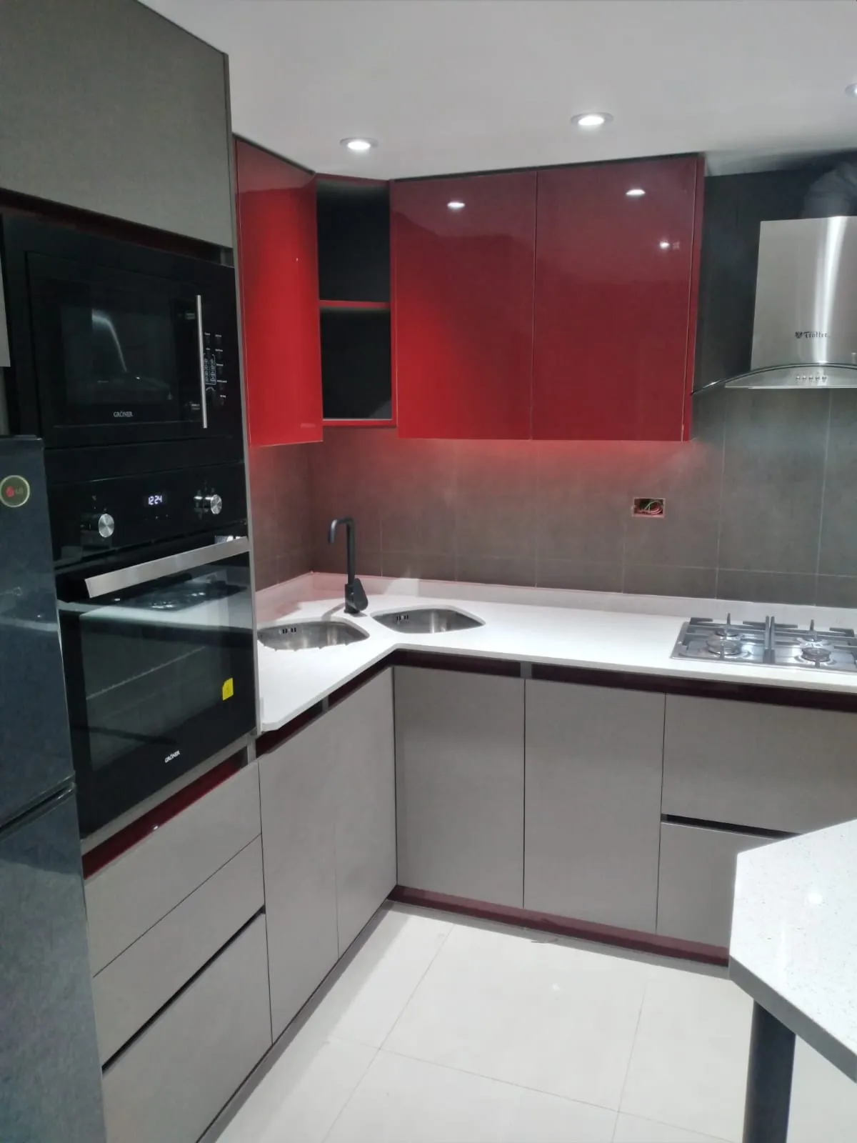 Cocina a medida con frentes en tono rojo
