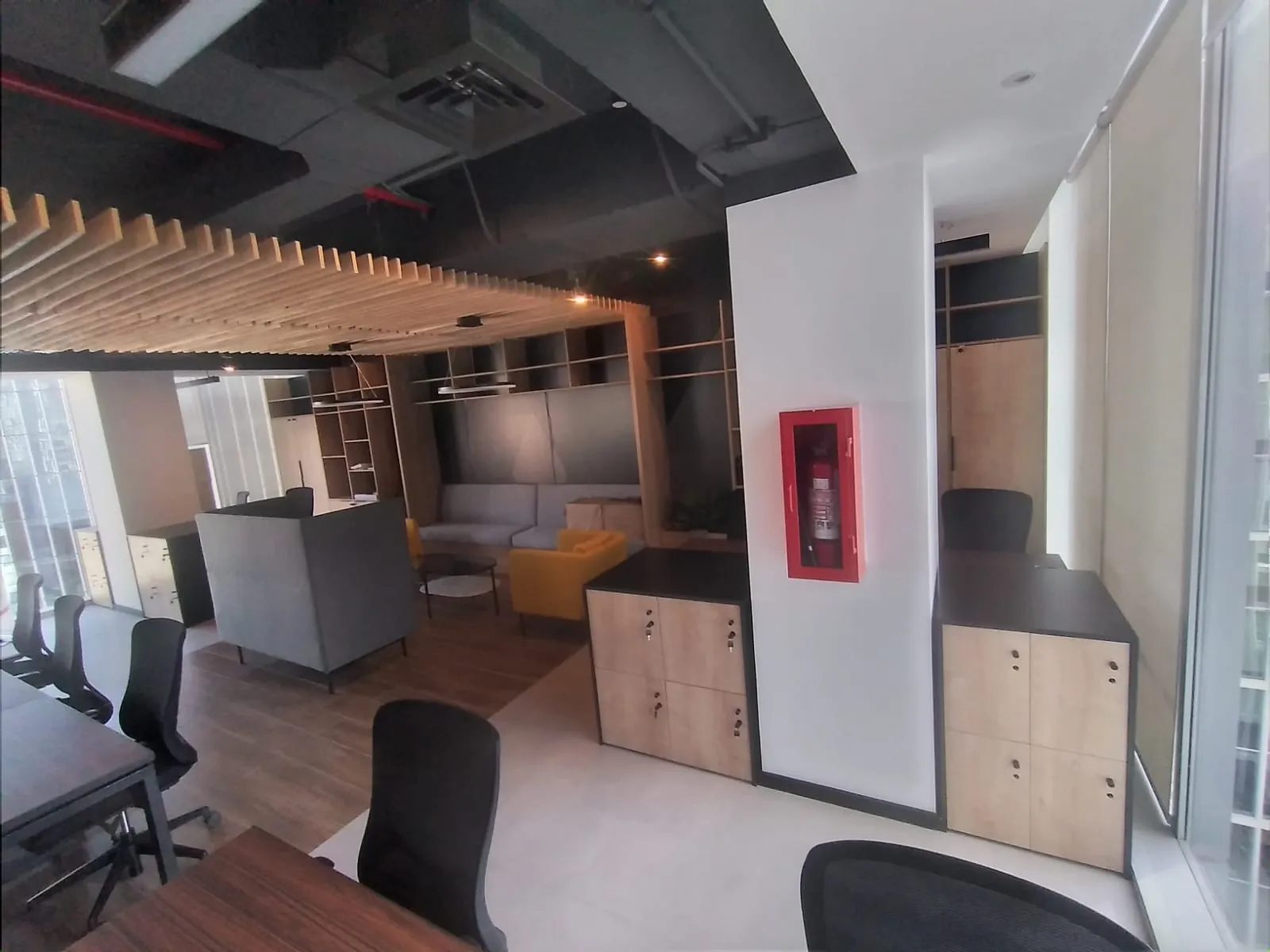 Oficina con muebles y tabiquería a medida