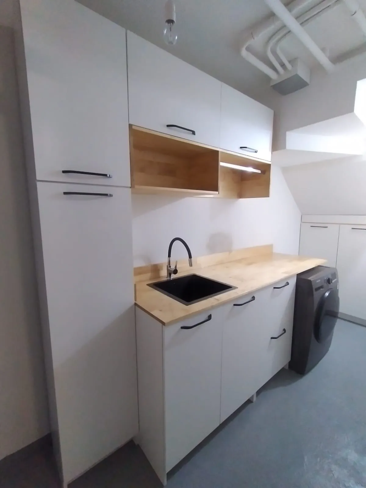 Mueble de logia con lavadora empotrada