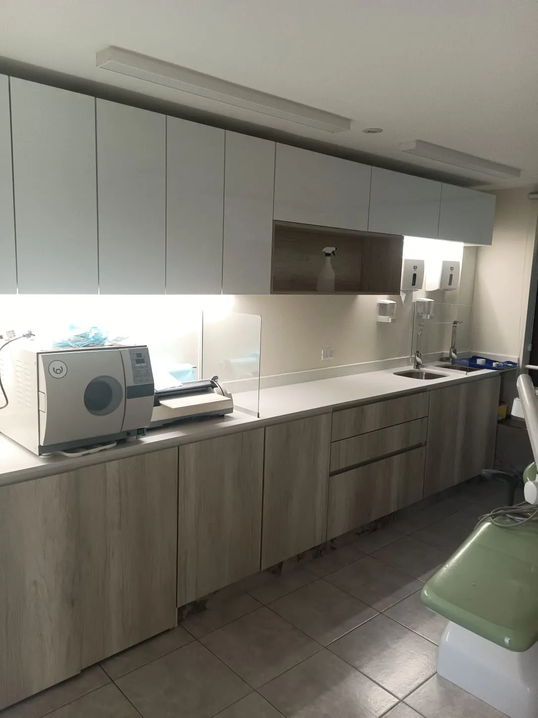 Módulo de esterilización con guardado superior en clínica dental
