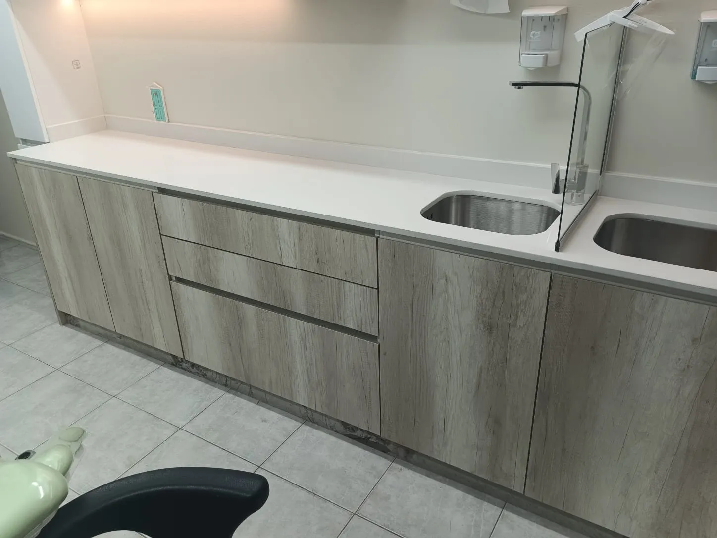 Módulo de lavamanos con cubierta continua en consulta dental