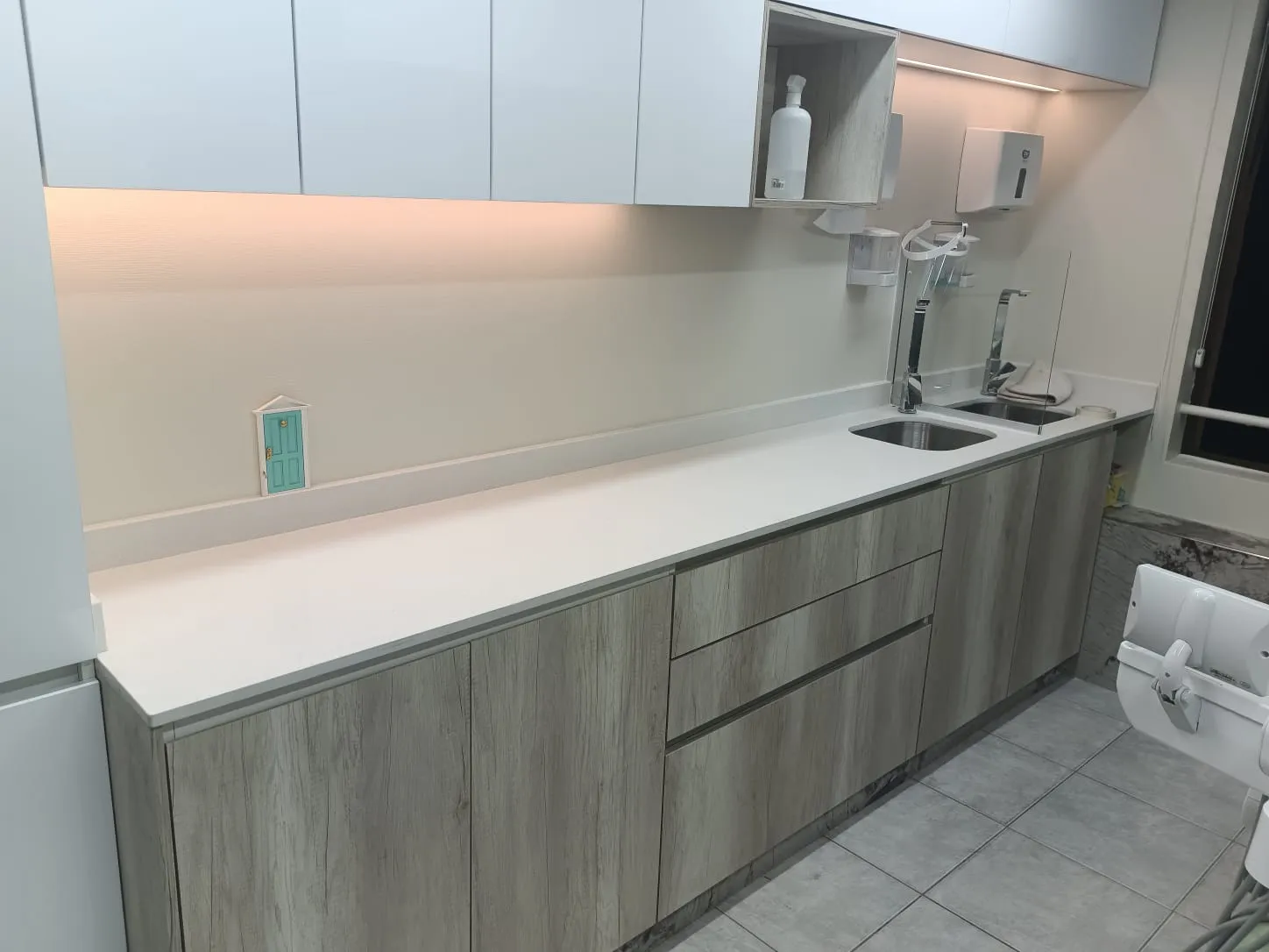 Módulo clínico con cubierta continua y muebles altos