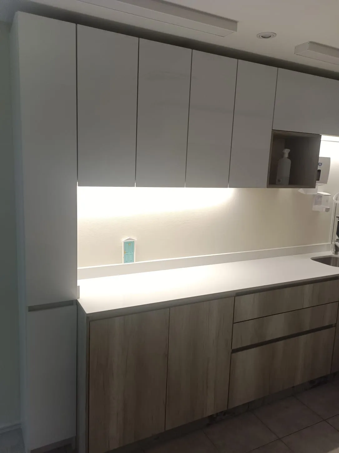 Mueble de trabajo clínico con cubierta iluminada y cajonera